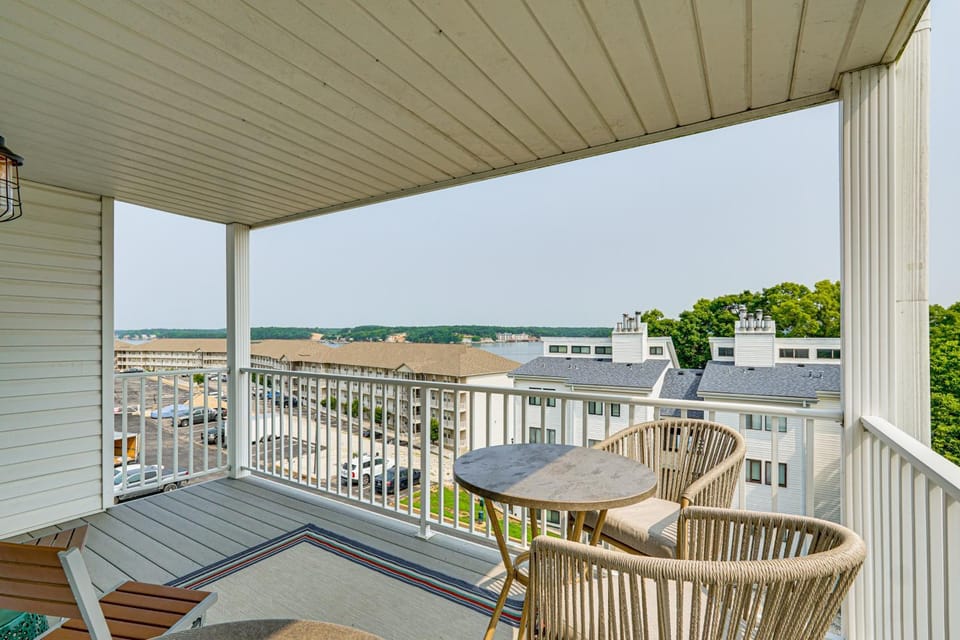 Pool Access & Lake Views: Osage Beach Family Gem House in Osage Beach