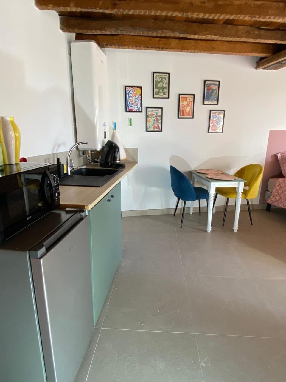 Kitchen or kitchenette, Dining area