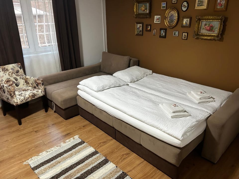 Bed, Living room, towels