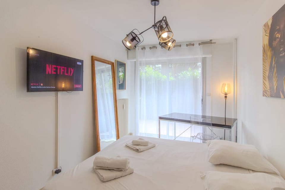 Bed, TV and multimedia, Photo of the whole room, Bedroom, towels