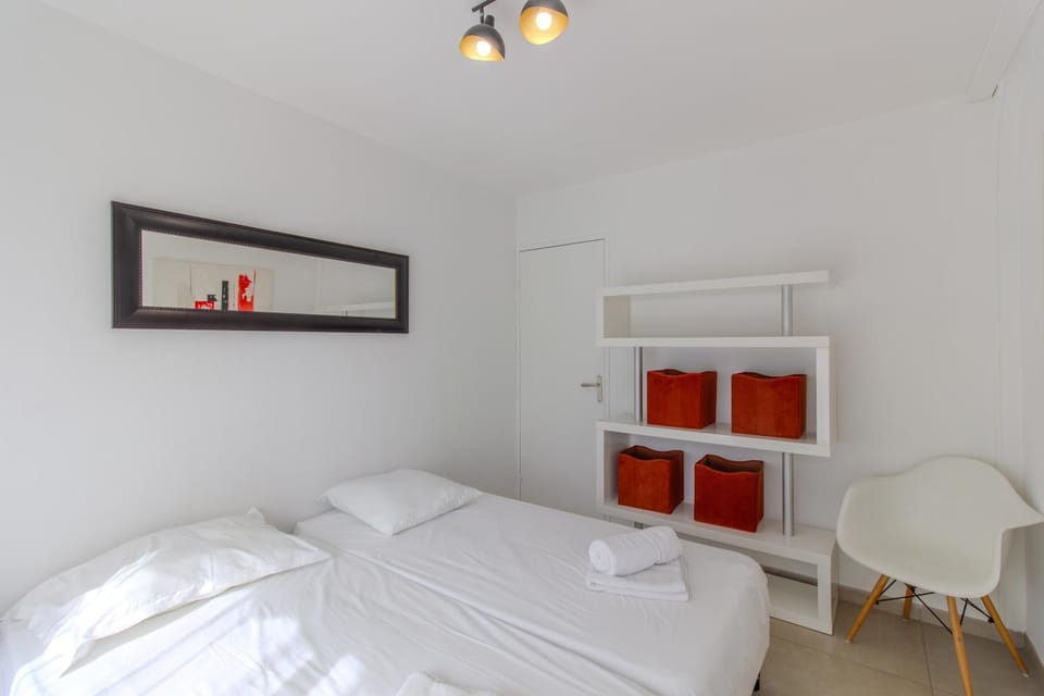 Bed, Photo of the whole room, Bedroom, storage, towels