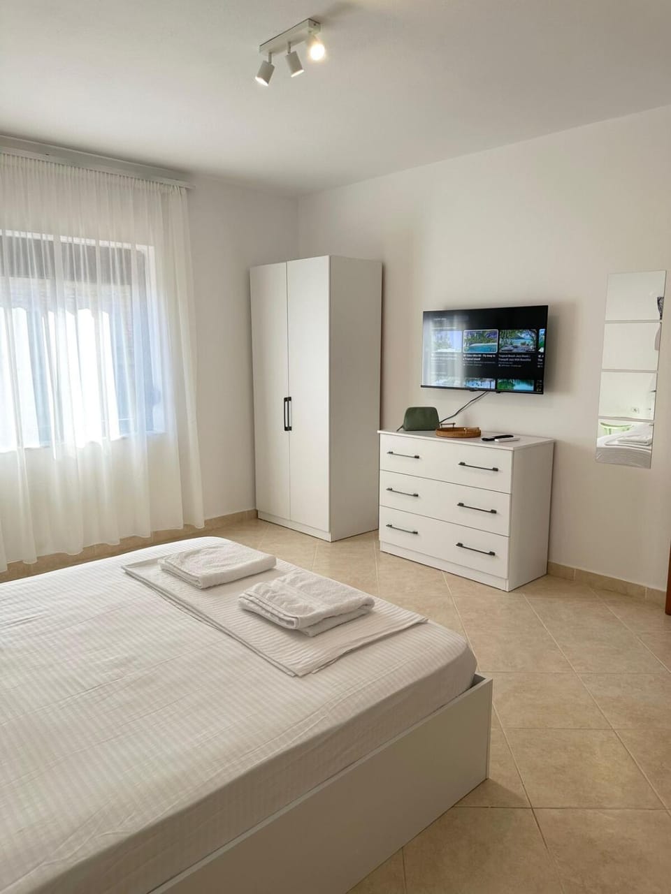 Bed, TV and multimedia, Bedroom, towels