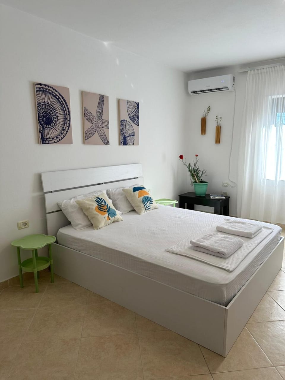 Bed, Bedroom, towels, air conditioner