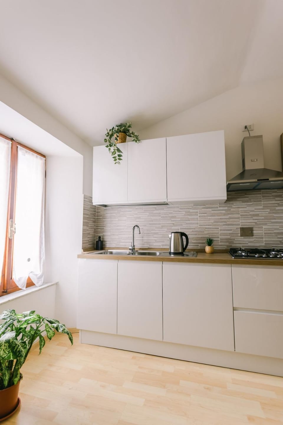 Coffee/tea facilities, Kitchen or kitchenette, stove