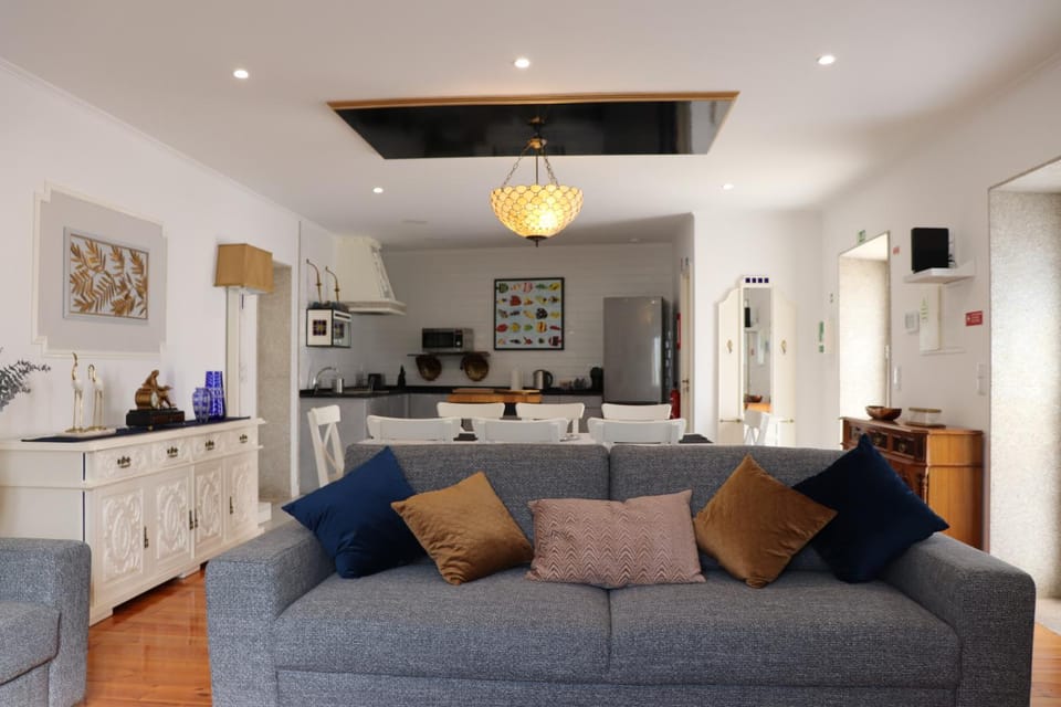 TV and multimedia, Kitchen or kitchenette, Decorative detail, Seating area, Dining area