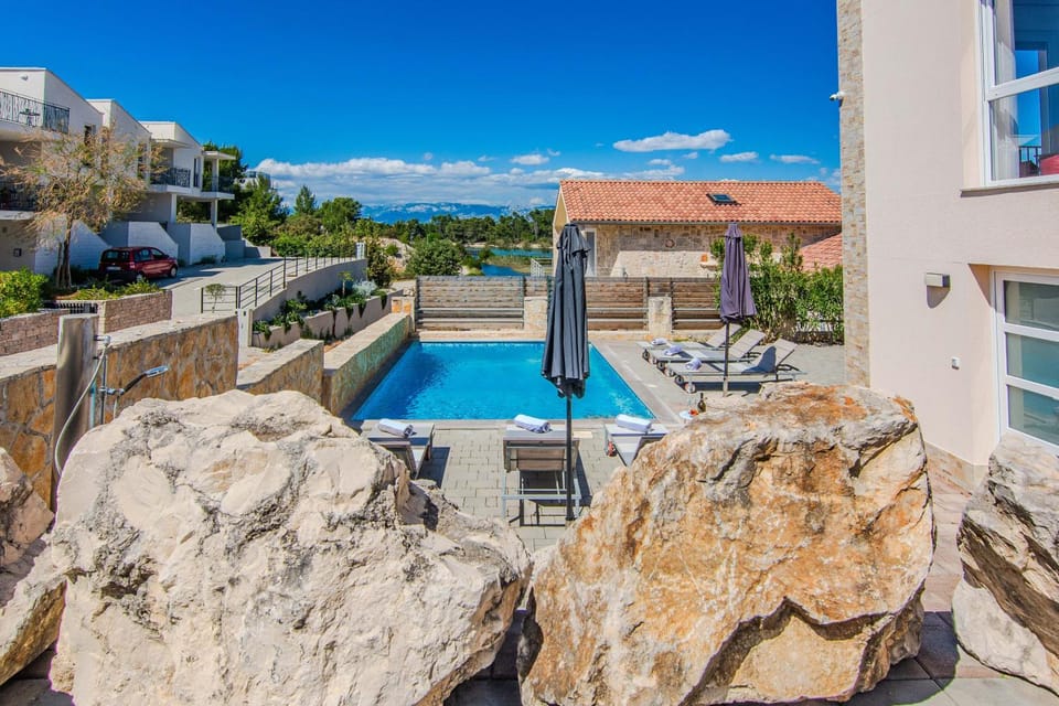 Property building, Patio, Day, Pool view, Swimming pool, sunbed