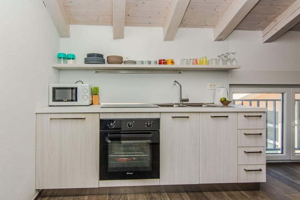 Kitchen or kitchenette, oven, pet friendly, stove