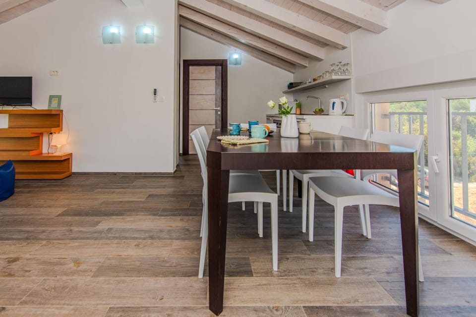 Kitchen or kitchenette, Seating area, Dining area