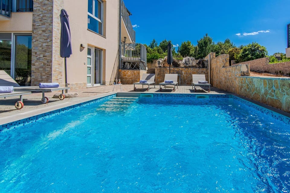 Property building, Day, Pool view, Swimming pool, sunbed