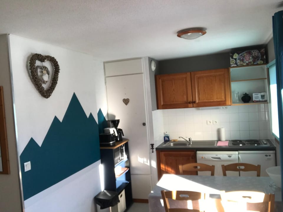 Kitchen or kitchenette, minibar