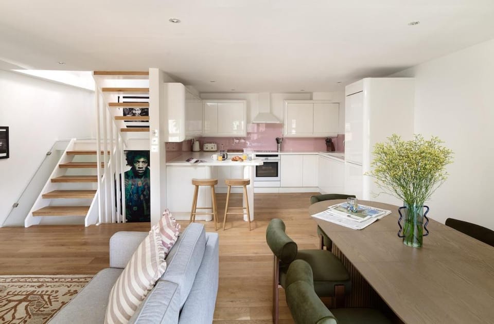 Chic Portobello Retreat 6 Guests Bed and Breakfast in City of Westminster