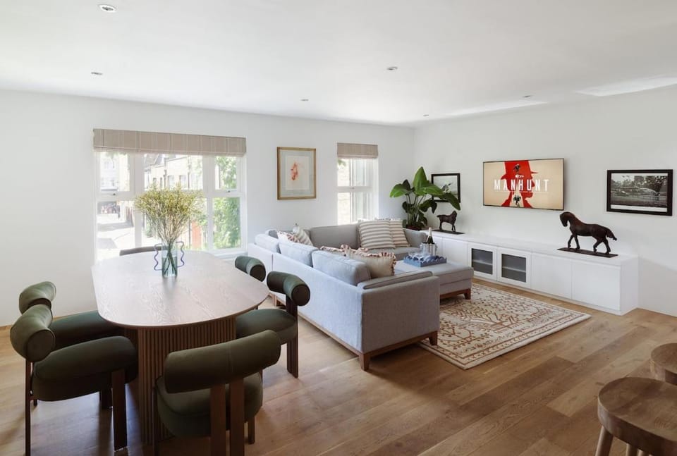 Chic Portobello Retreat 6 Guests Bed and Breakfast in City of Westminster