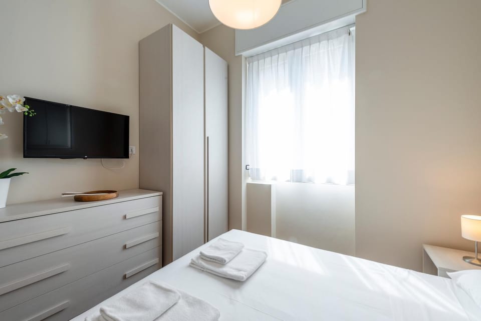 Bed, TV and multimedia, Photo of the whole room, Bedroom, towels