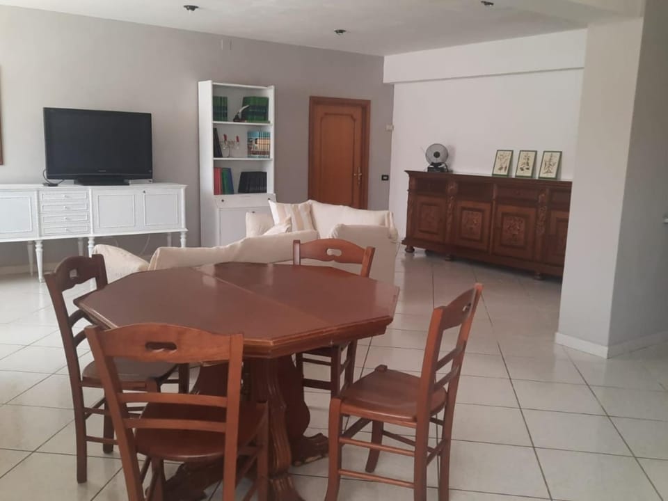 TV and multimedia, Seating area, Dining area