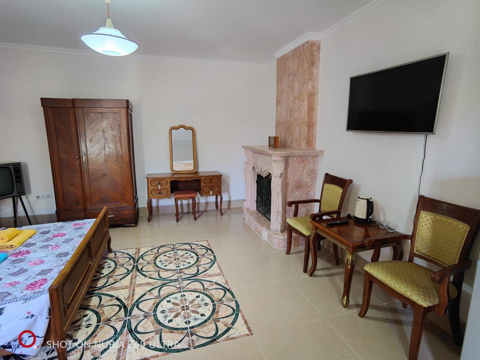 Bed, TV and multimedia, Seating area, wardrobe