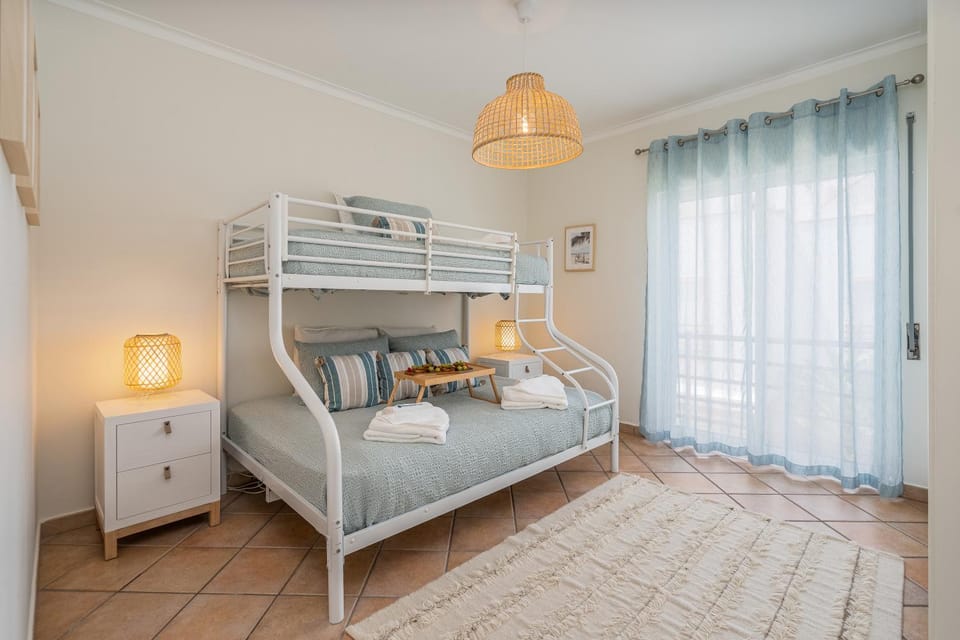 Bed, Bedroom, bunk bed, towels