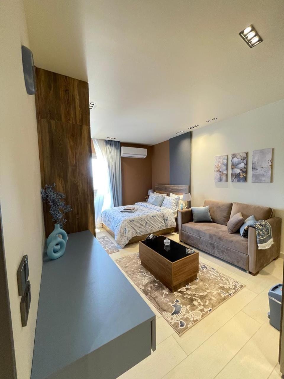Bed, Photo of the whole room, Seating area, Bedroom, towels