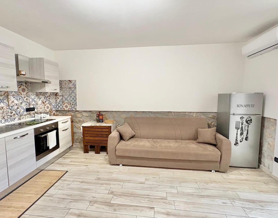 Kitchen or kitchenette, Living room, oven, pet friendly, stove