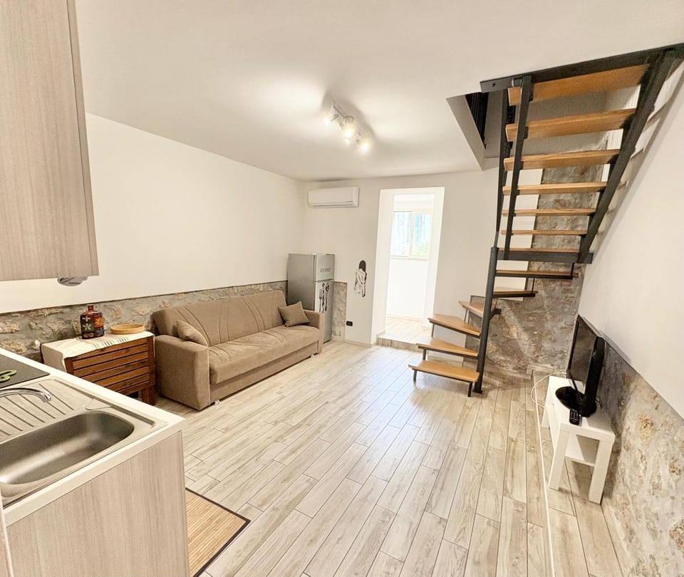 TV and multimedia, Kitchen or kitchenette, Living room, air conditioner