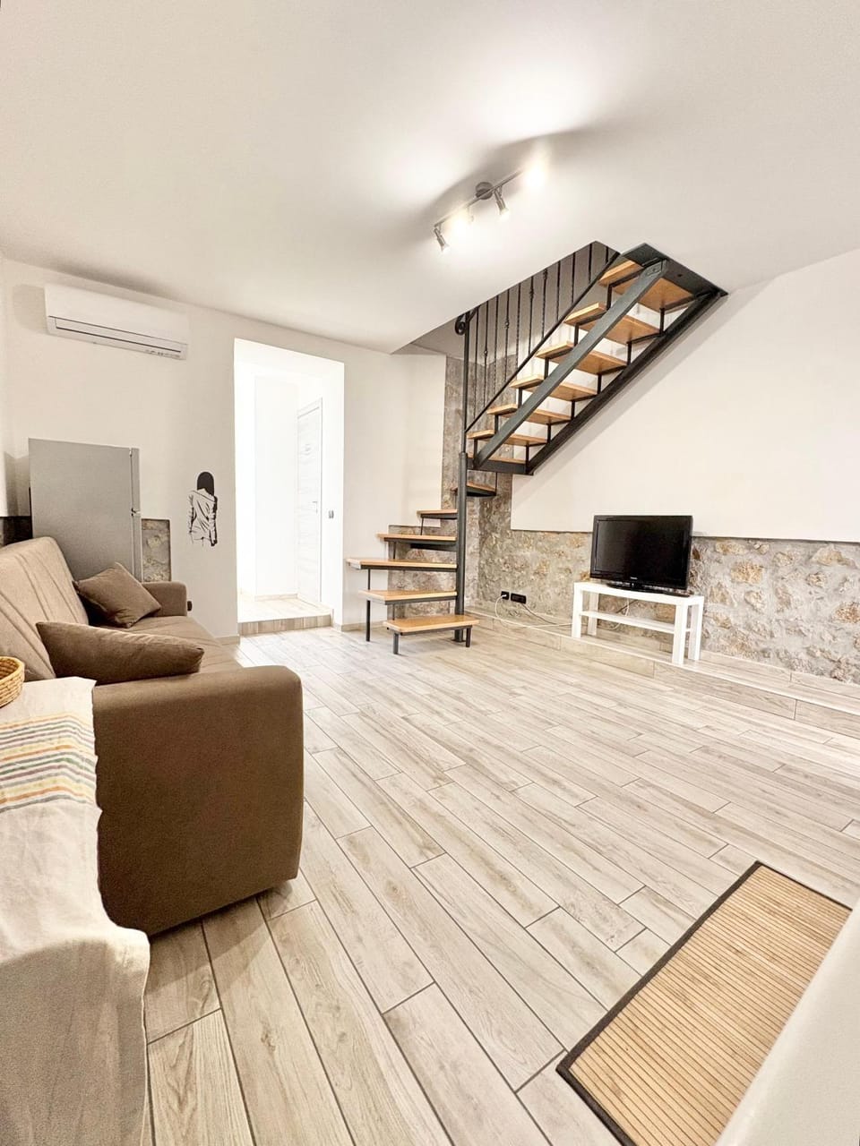 TV and multimedia, Living room, air conditioner
