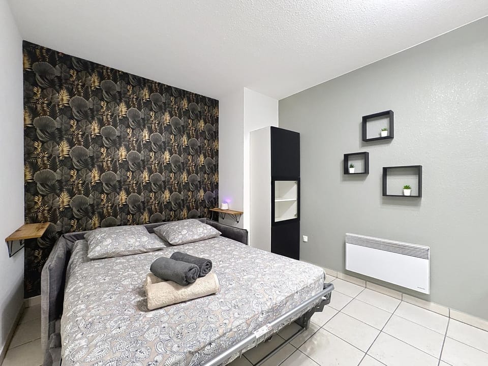 Bed, Living room