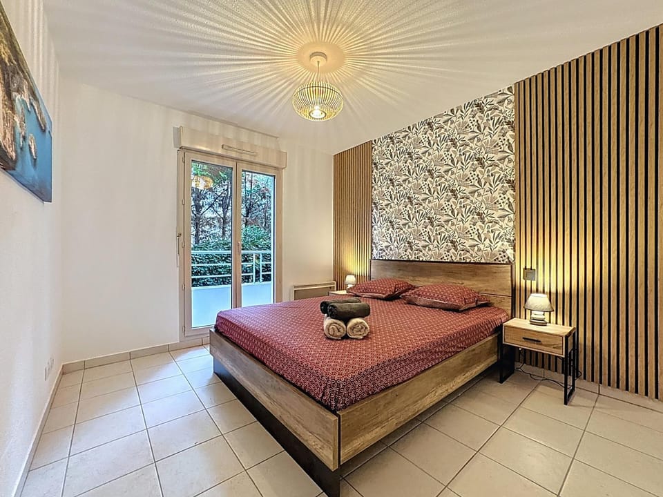 Bed, Photo of the whole room, Bedroom, towels
