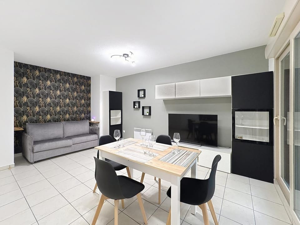 TV and multimedia, Kitchen or kitchenette, Living room, Seating area, Dining area