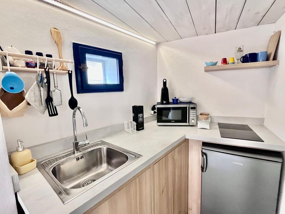 Kitchen or kitchenette, dishwasher