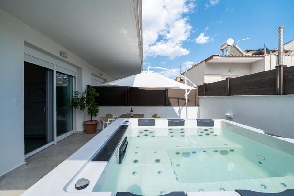 Day, Hot Tub, Pool view