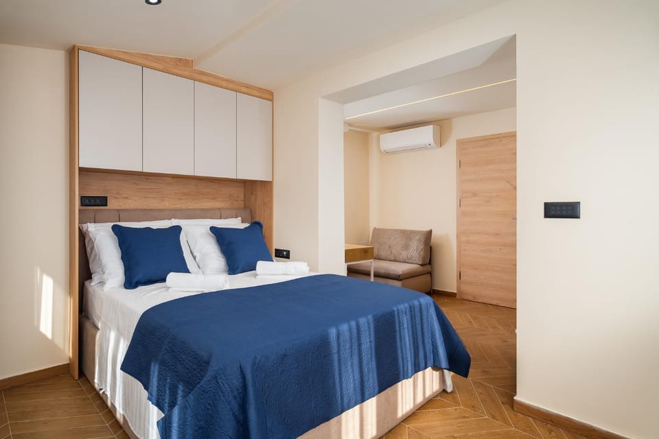 Bed, Photo of the whole room, Bedroom, air conditioner