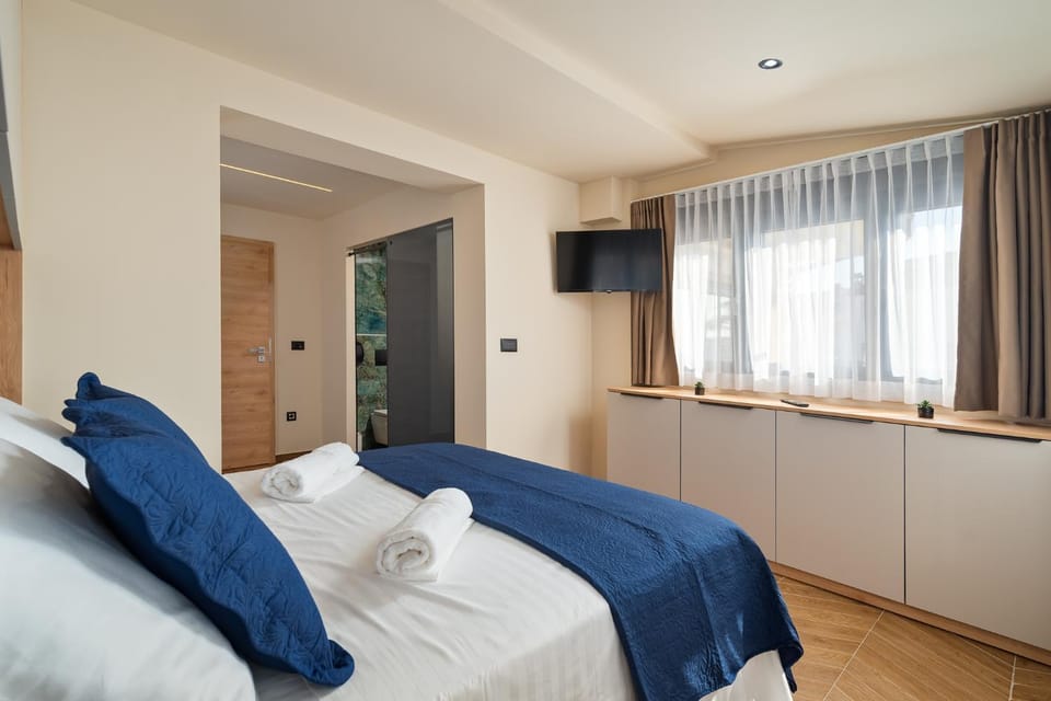 Bed, TV and multimedia, Photo of the whole room, Bedroom