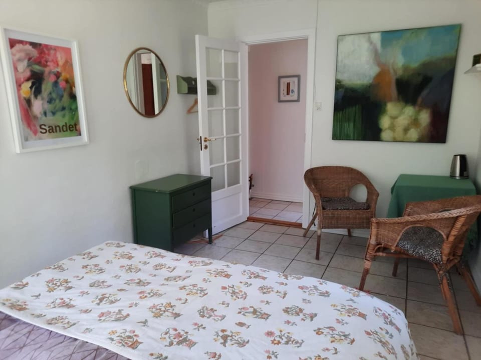 Bed, Seating area, Bedroom