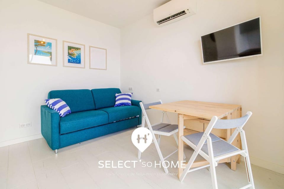 Communal lounge/ TV room, TV and multimedia, Living room, Dining area