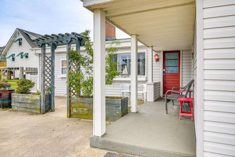 < 1/2 Mi to Beach Access + Pier: OBX Getaway House in Kill Devil Hills