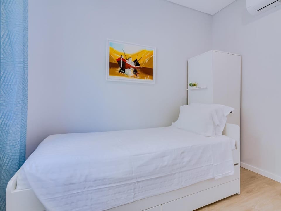 Bed, Photo of the whole room, Bedroom, wardrobe, air conditioner