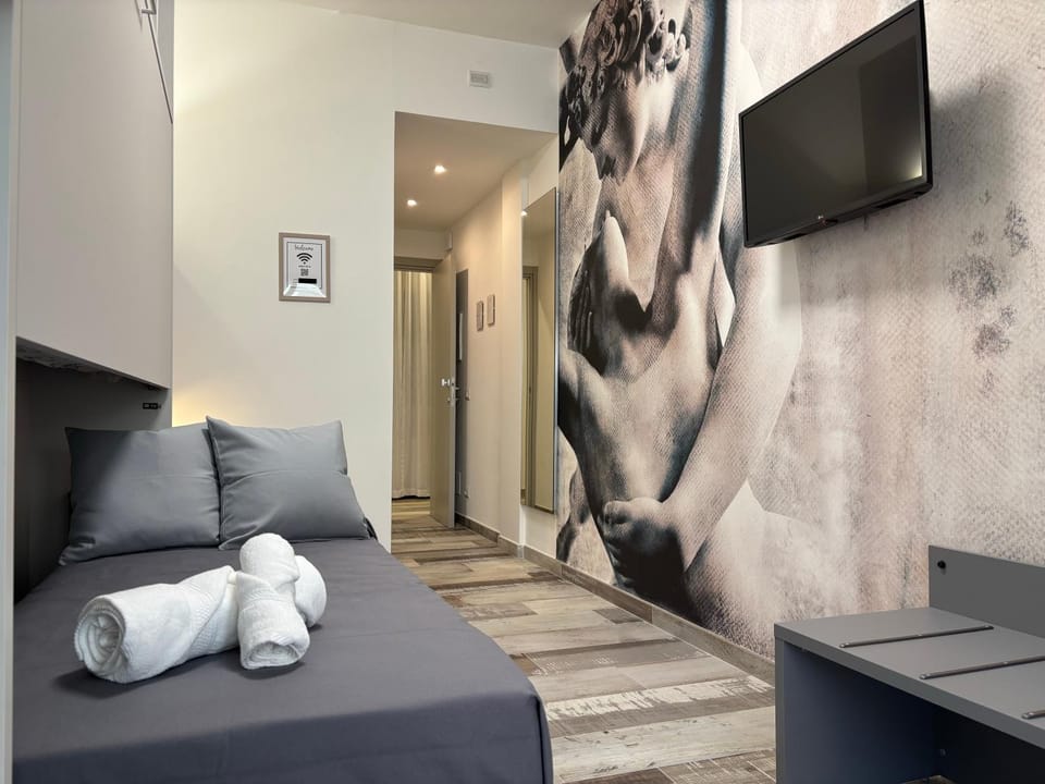Bed, TV and multimedia, Photo of the whole room, Bedroom, towels