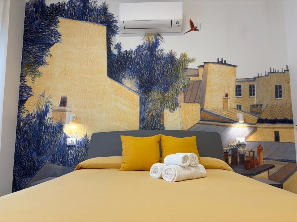 Bed, Photo of the whole room, Decorative detail, towels