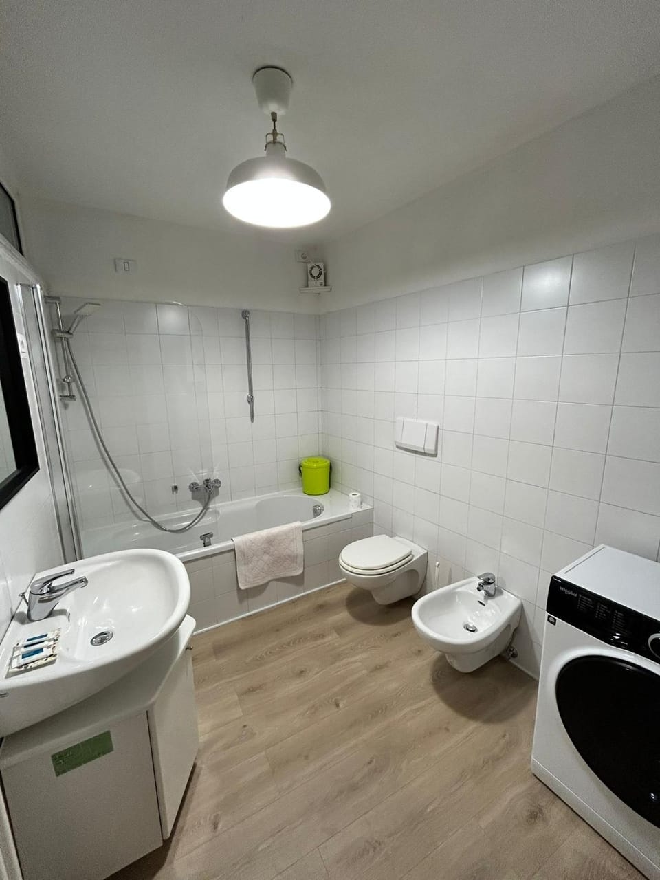 Shower, Toilet, Bathroom, Bath, bidet, towels