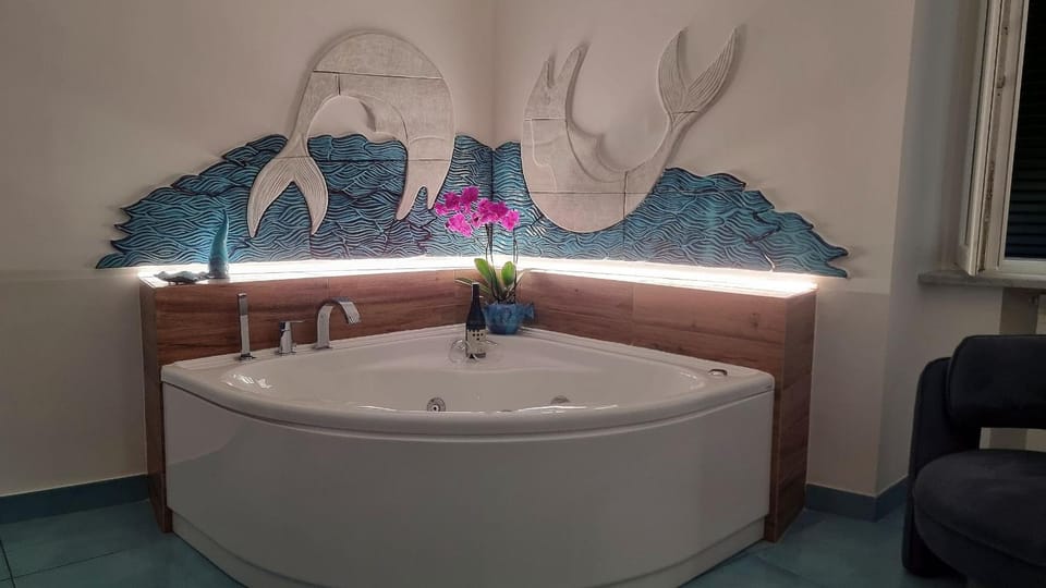 Hot Tub, Decorative detail