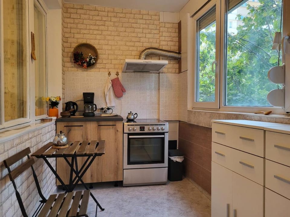 Balcony/Terrace, Kitchen or kitchenette, Dining area, dishwasher, oven, stove, toaster