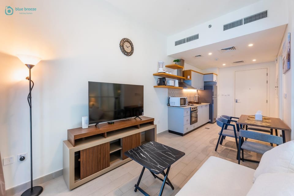 TV and multimedia, Kitchen or kitchenette, Living room, Seating area, Dining area, Evening entertainment, oven, stove, air conditioner