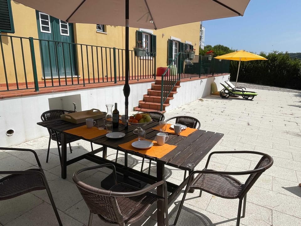 Patio, Food and drinks, Dining area