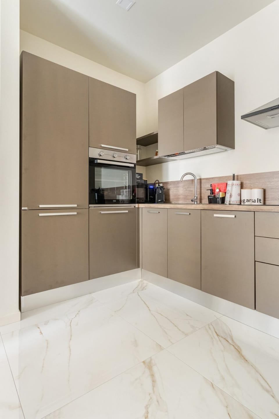 Coffee/tea facilities, Kitchen or kitchenette, dishwasher, microwave, oven, stove, washing machine