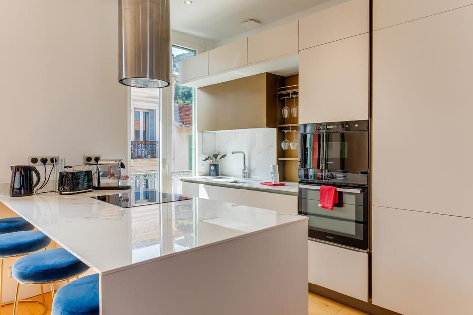 Coffee/tea facilities, Kitchen or kitchenette, dishwasher, oven, stove, toaster