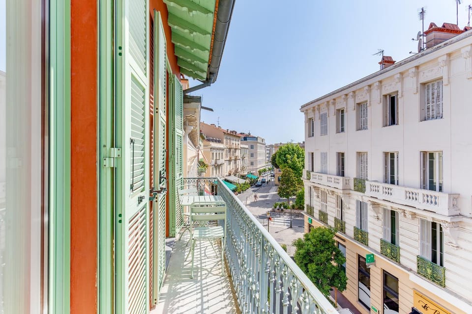 Property building, Neighbourhood, Balcony/Terrace, City view, Street view