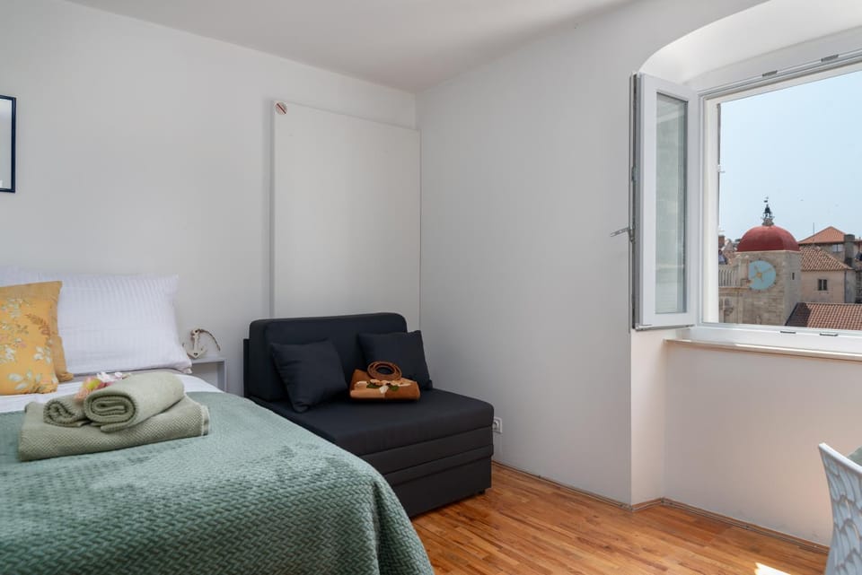 Bed, Seating area
