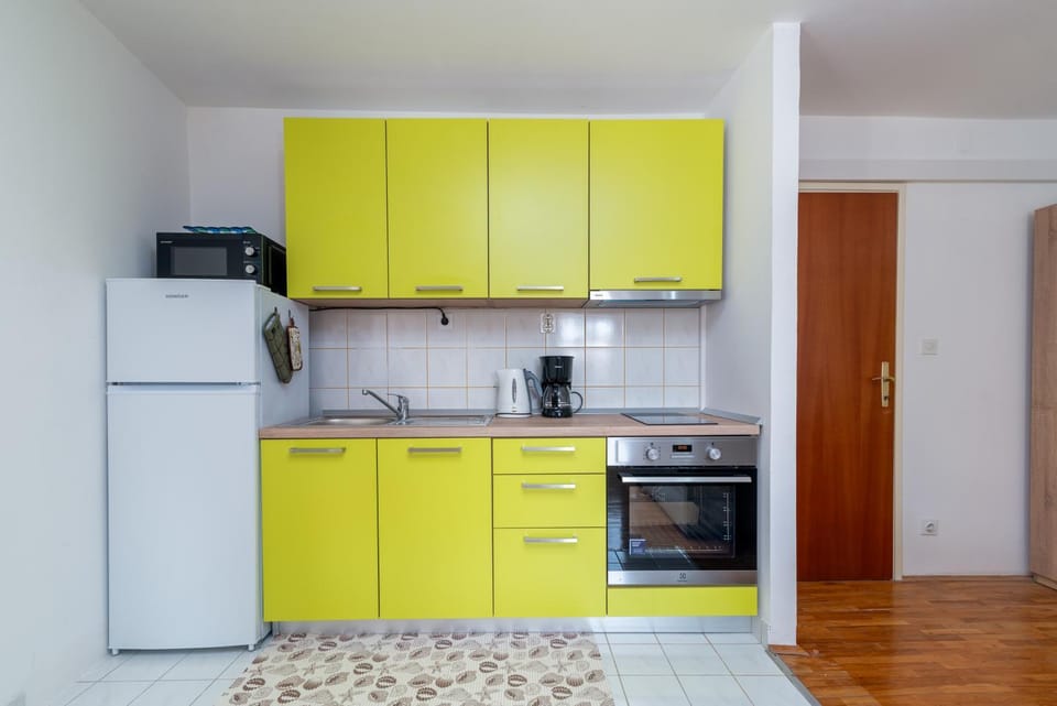 Kitchen or kitchenette, oven