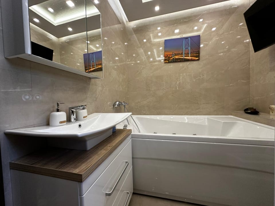 Bathroom, TV and multimedia, Bath