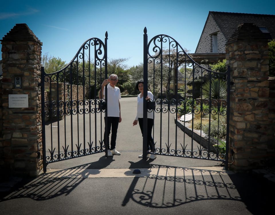 Facade/entrance, Guests
