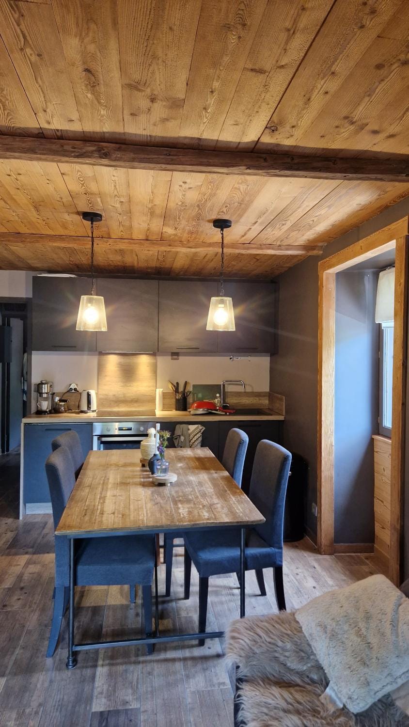 Kitchen or kitchenette, Dining area